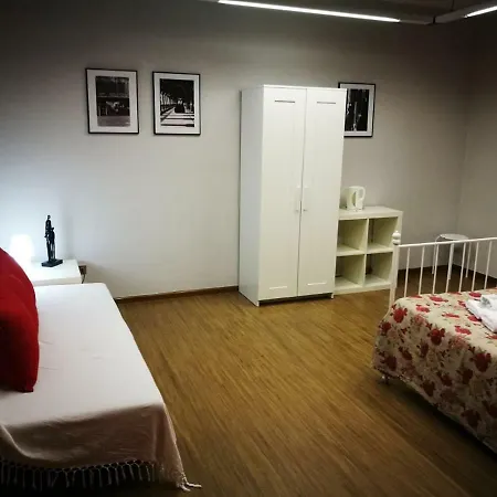 Aurora Hostel בית הארחה