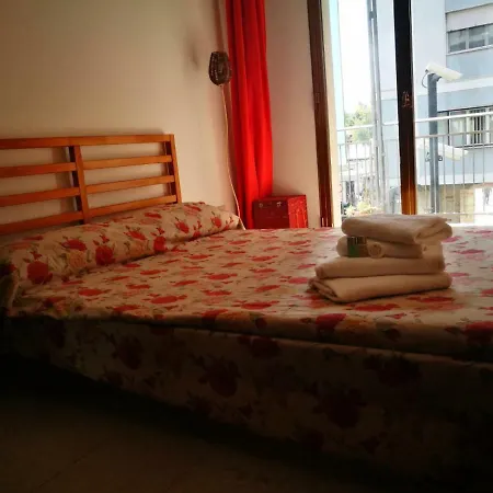 Aurora Hostel בית הארחה
