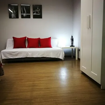 Aurora Hostel בית הארחה