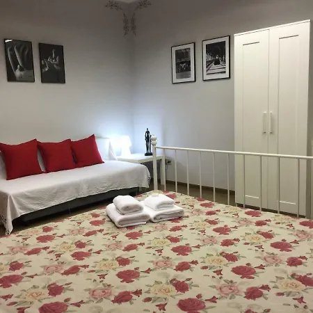 Aurora Hostel בית הארחה